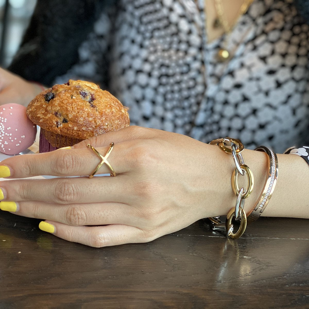 Stylish Gold Skinny Crisscross Band Ring